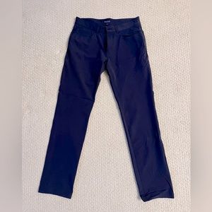 Peter Millar size 32/32 Crown Crafted navy pants. 63% Nylon 26% poly 11% spandex